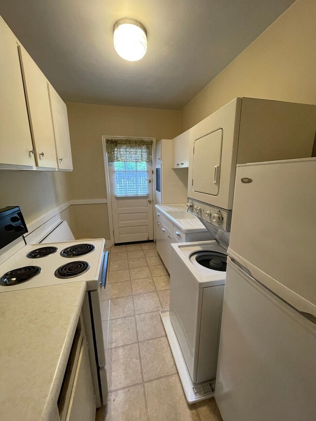 Building Photo - 3015 1/2-3012 Cardinal Dr