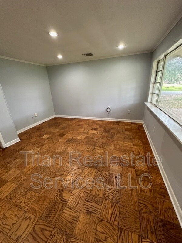 Building Photo - 733 Genevieve Drive