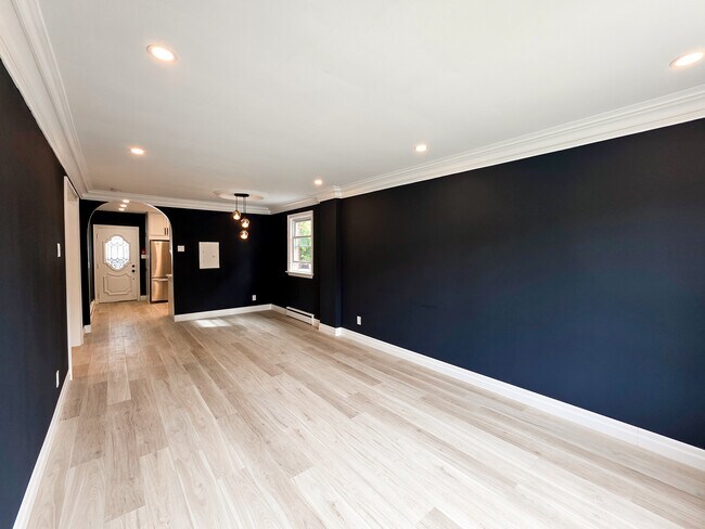 Building Photo - Beautifully Updated Main Floor Apartment (...