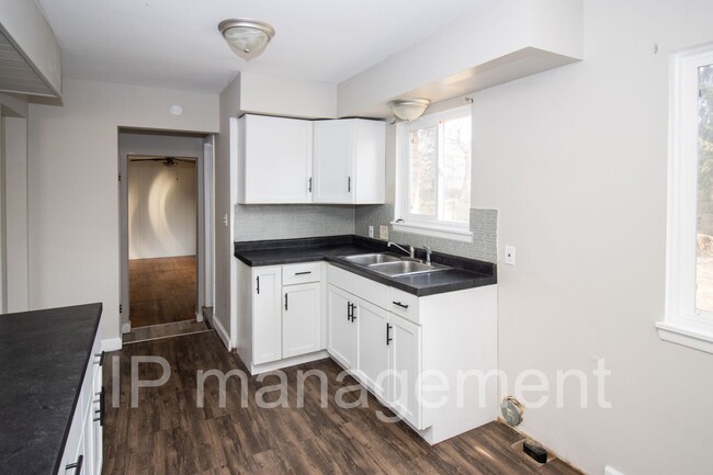 Building Photo - LARGE 3 BED/1.5BATH SINGLE FAMILY HOME WIT...