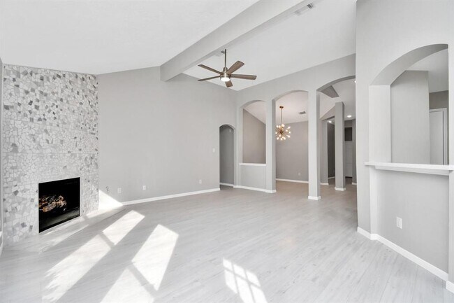 Foto del edificio - 4962 Sentry Woods Ln