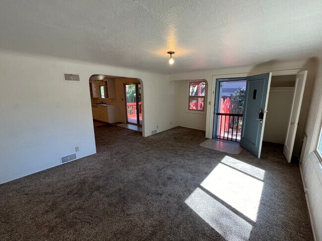 Building Photo - Spacious 1 Bedroom/ 1 Bath Duplex w/ Fence...
