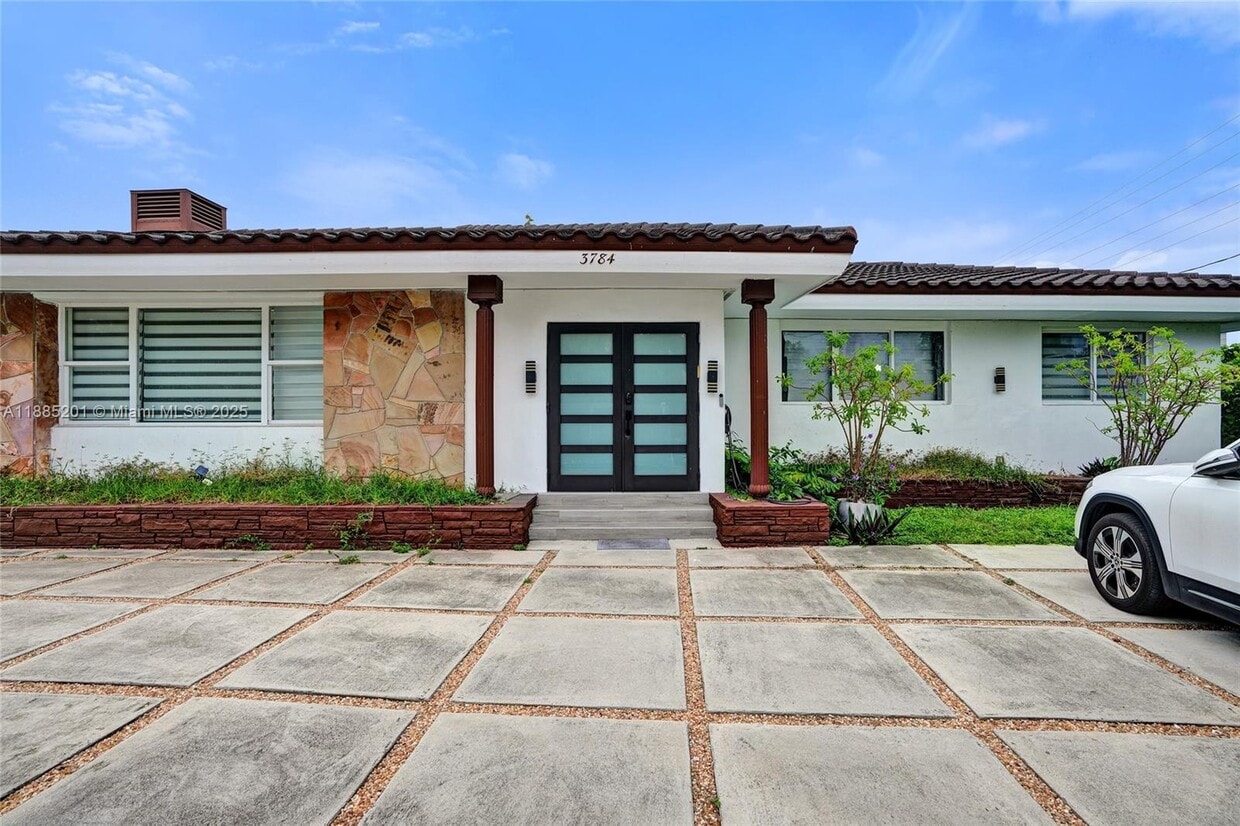 Primary Photo - 3784 Sheridan Ave