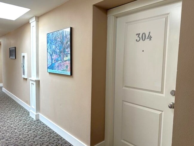 Building Photo - 1 bedroom top floor condo home in Stadium ...