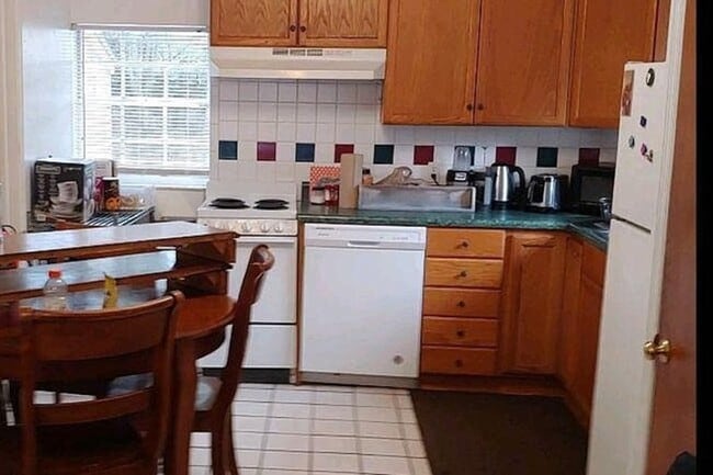 Full kitchen for your inner chef! - 914 SW 8th Ln