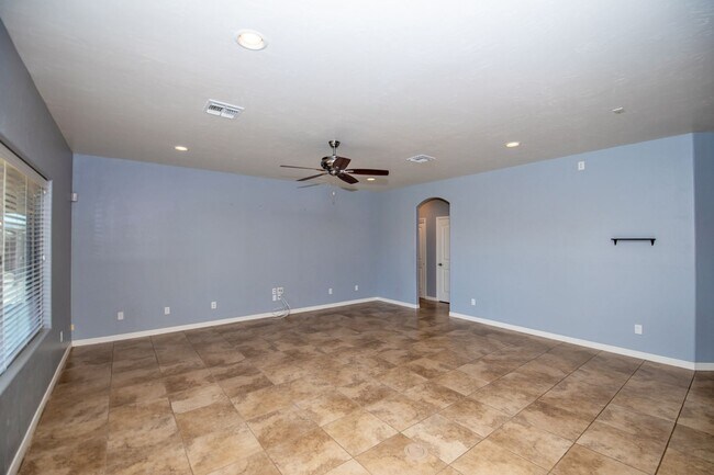 Building Photo - Spectacular open floor plan home!