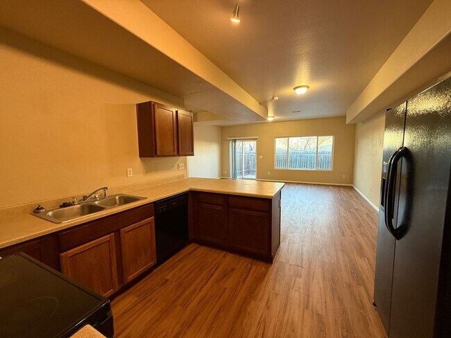 Foto del edificio - Updated 2-Bed, 3-Bath Townhome with Garage & Fenced Patio!!