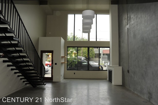 Building Photo - 4430 SE Hawthorne Blvd