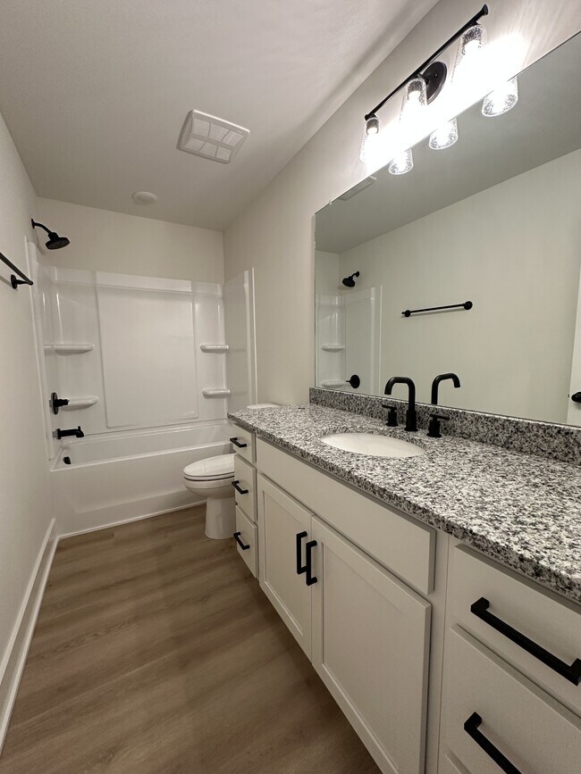 Foto del edificio - 347 Woods Rd