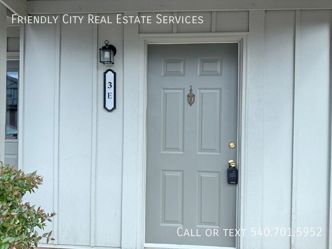 Building Photo - 3E Holly Ct-