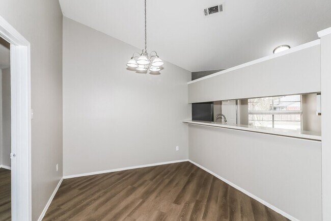 Foto del edificio - 2406 Heathergold Dr