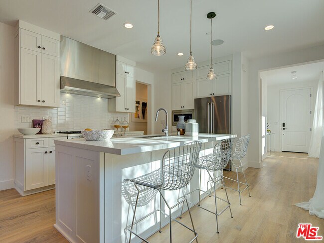 Foto del edificio - 817 N Sycamore Ave