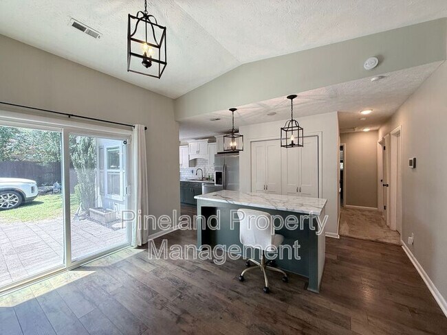 Foto del edificio - 890 Bridgette St