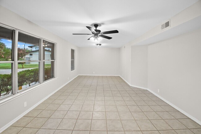 Foto del edificio - 3 Bedroom and 2 Bathroom located in Castle...