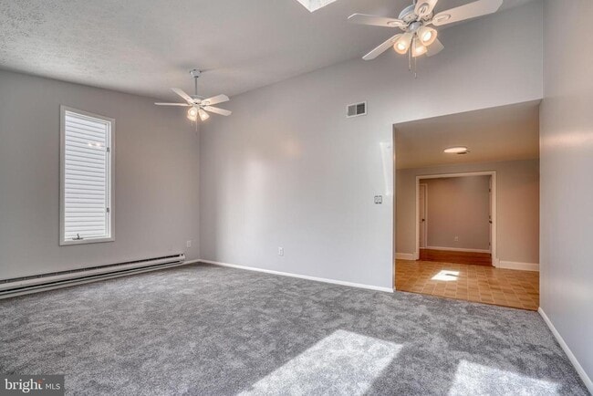 Foto del edificio - 427 Greenwood Rd