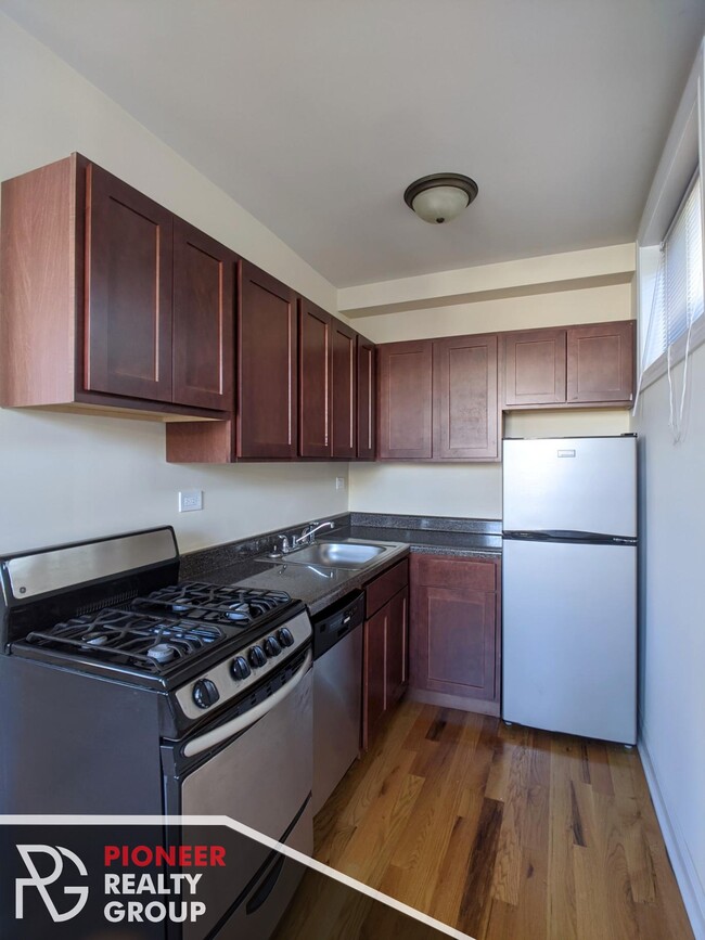 Building Photo - 812 W Diversey Pky