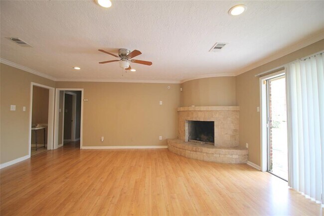 Foto del edificio - 8102 Twin Hills Dr