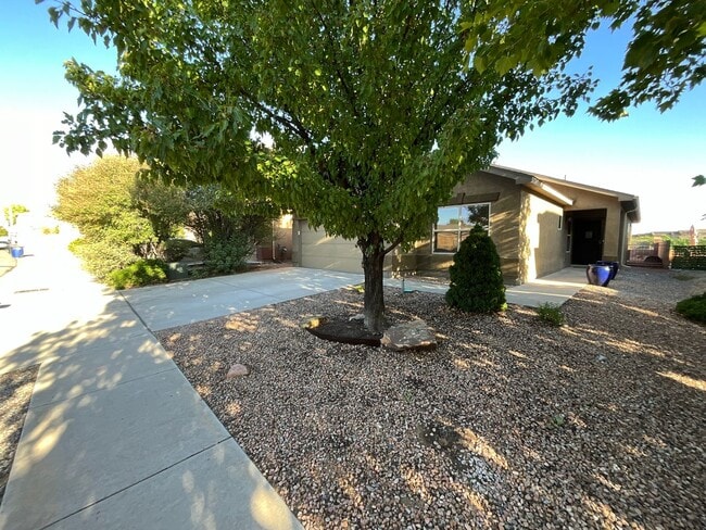 Building Photo - 3 Bedroom Single Story Home Available Near...