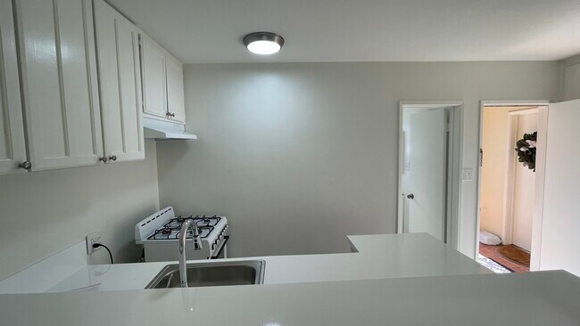 Building Photo - 240 S Reeves Dr