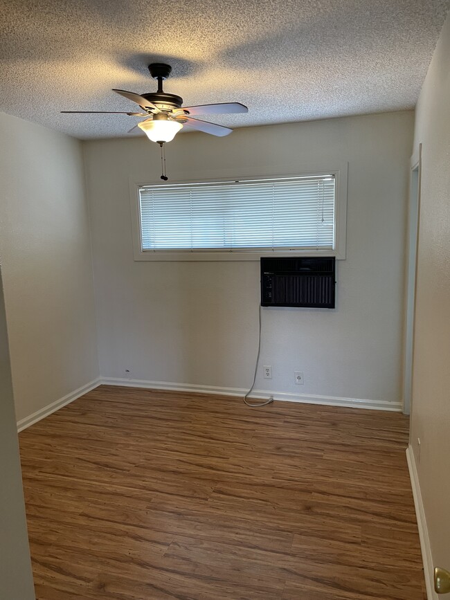 Foto del edificio - 11642 Gurley Ave