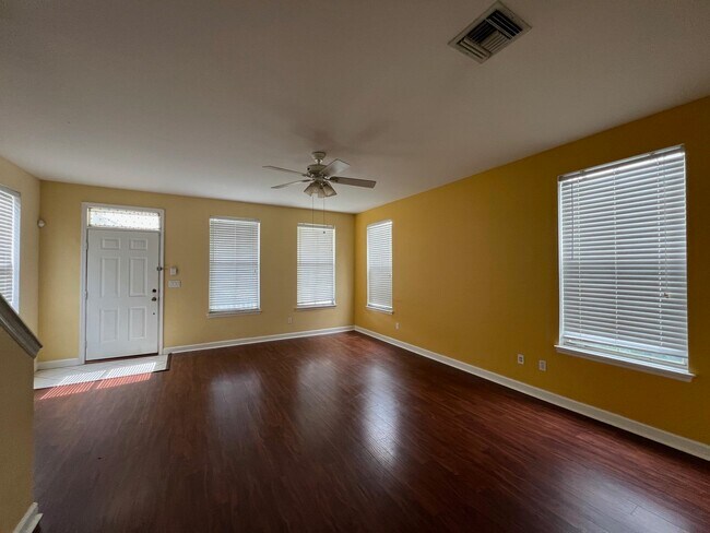 Foto del edificio - 3687 Longfellow Rd