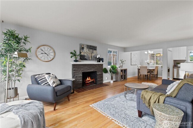 Building Photo - Updated mid-century home in Matthews Beach neighborhood