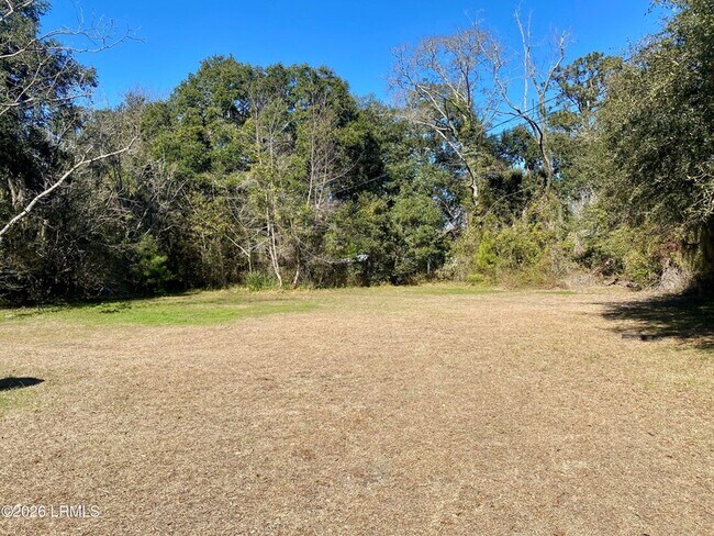 Foto del edificio - 22 Pine Grove Rd