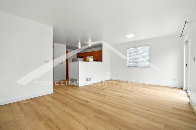 Building Photo - Spacious Townhouse with Washer/Dryer and F...