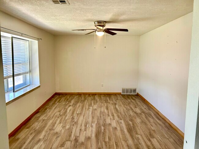 Building Photo - 2701 NW Hilltop Dr