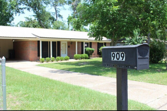 Building Photo - 909 Post Oak Dr
