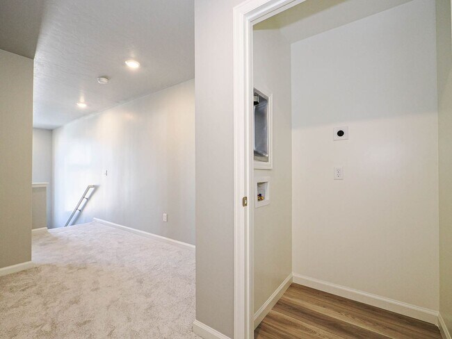 Building Photo - Saratoga Springs Twin Home