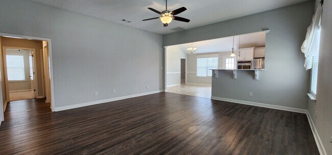 Foto del edificio - 3 Bedroom 2 bath Across the street from Fo...
