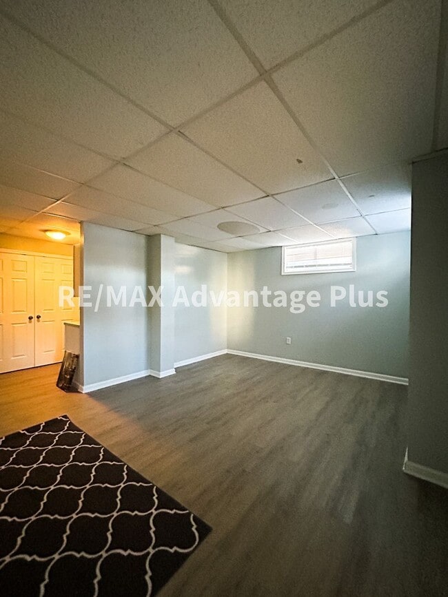 Building Photo - 400 S Main St