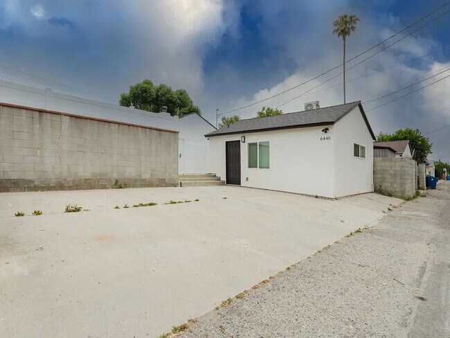 Building Photo - "Charming Reseda Retreat: Cozy 1-Bedroom with Stylish Granite Accents!"