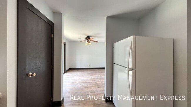 Foto del edificio - Amazing 3 Bedroom 2.5 Bath duplex with attached garage and fenced yard!