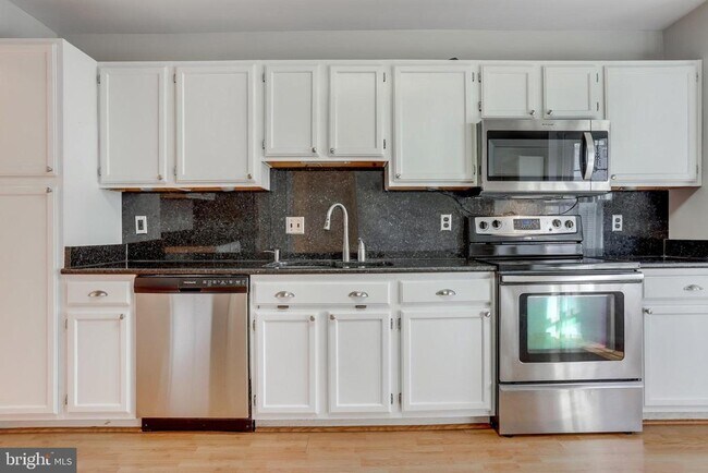 Building Photo - 7606 Southern Oak Dr