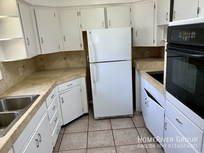 Building Photo - Cute 2 bedroom on quiet street