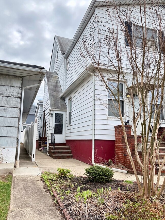 Building Photo - 30 Elm St