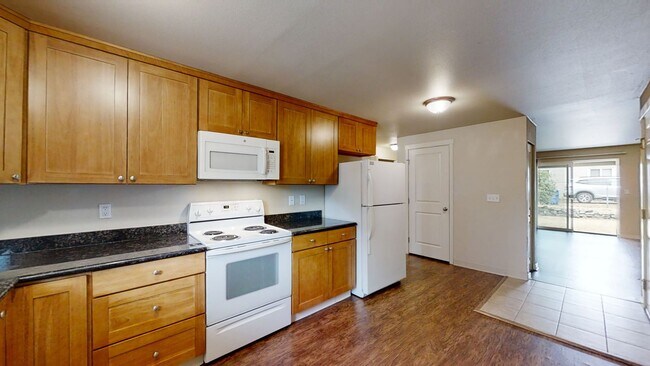 Foto del edificio - Spacious Updated 2 Bedroom Apartment in Tacoma-Granite Counters, W/D, Reserved Parking Space!