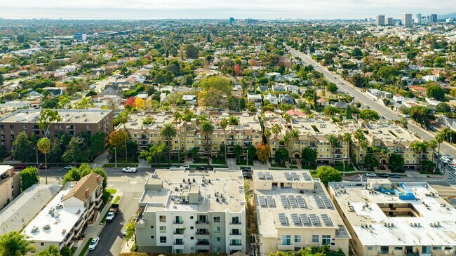 Foto del edificio - 2245 Beverly Glen Blvd.