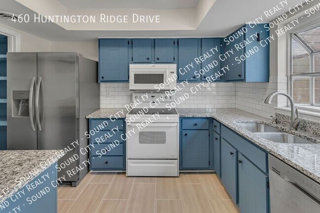 Building Photo - 460 Huntington Ridge Dr