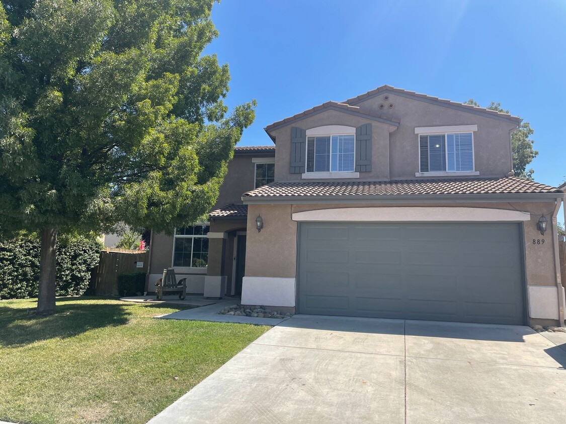 Primary Photo - 5 Bedroom 3 Bath Single Family Home In Des...