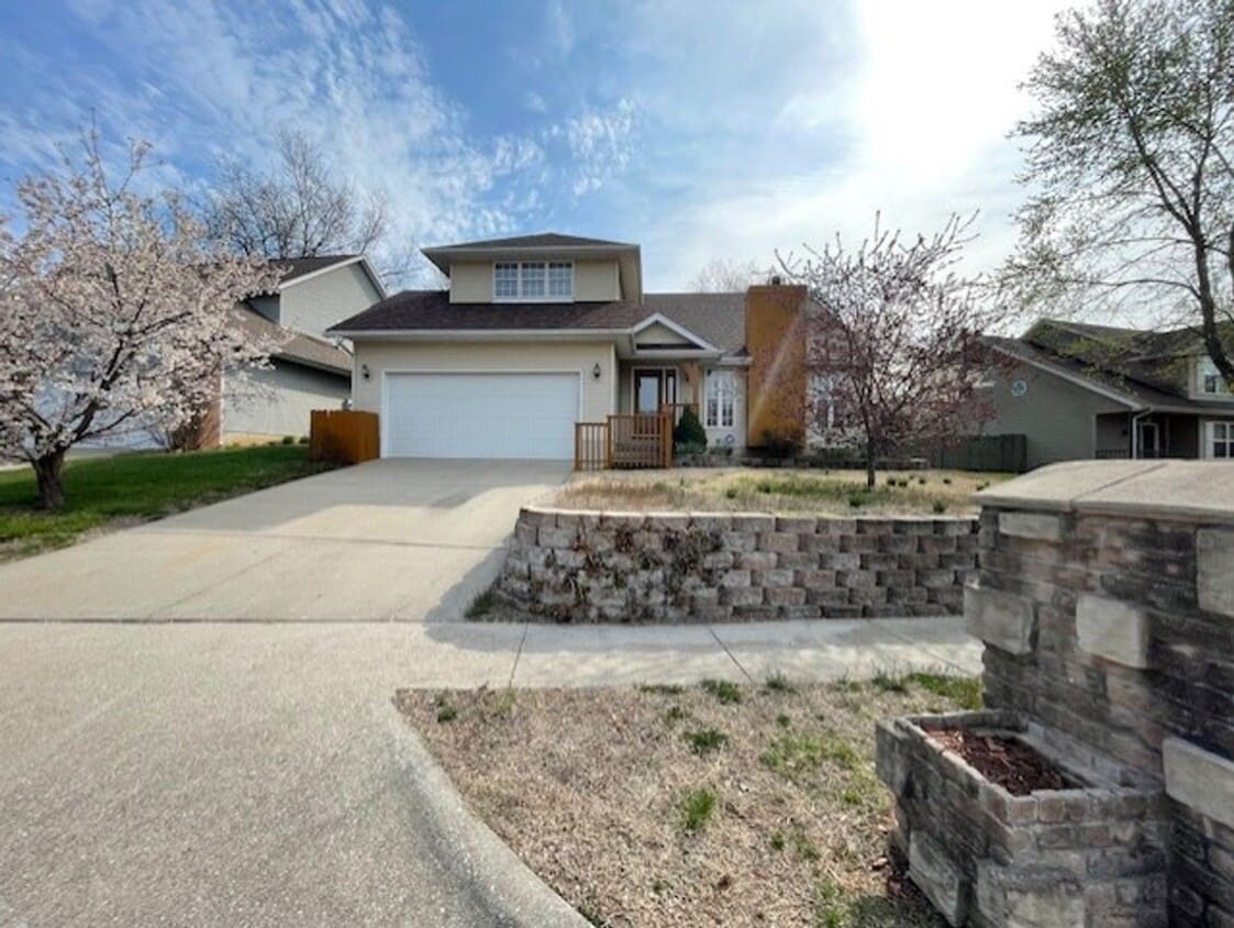 Foto principal - 4 Bedroom Home in SE Springfield!