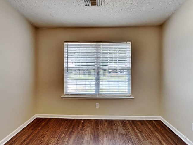 Building Photo - 121 Bridgestone Ln