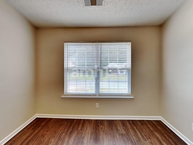 Foto del edificio - 121 Bridgestone Ln