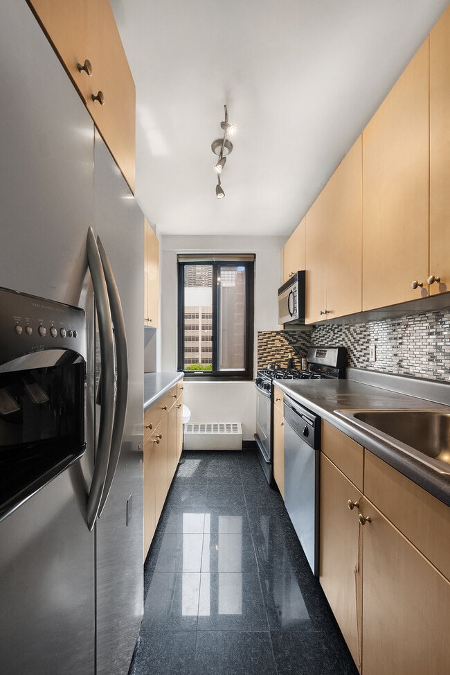 Building Photo - 425 E 63rd St