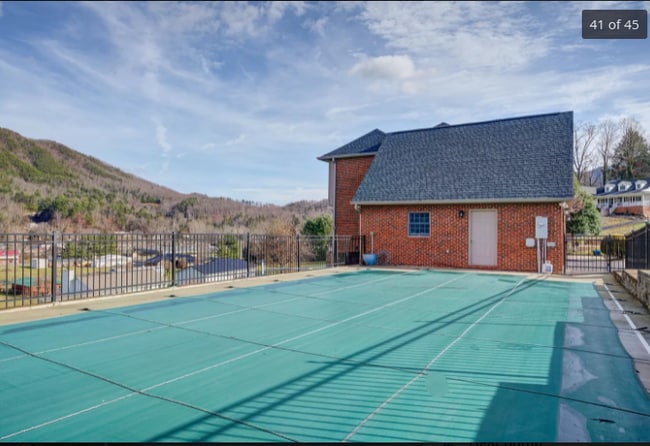 Building Photo - 120 Valley View Dr