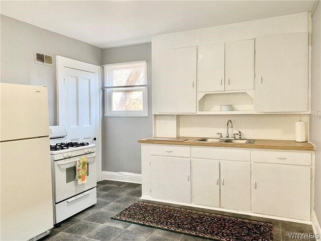 Foto del edificio - 2449 Delaware Ave