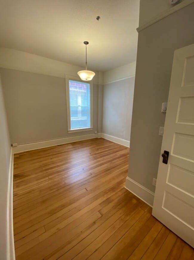 Building Photo - Cute 1bd/1bth in Cottage Grove in Historic downtown!