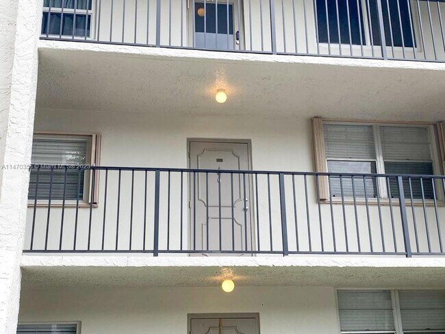 Building Photo - 9325 Lagoon Pl